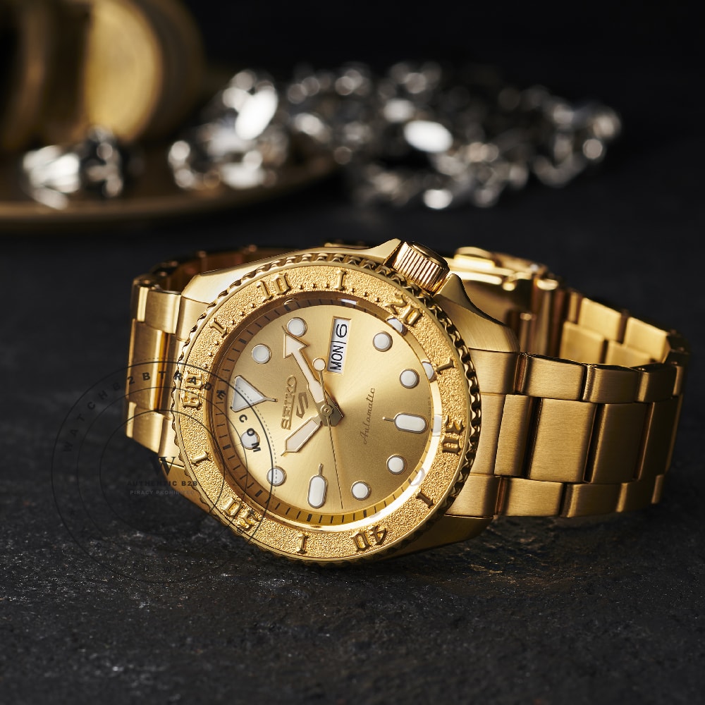 Seiko 5 SRPE74K1 Seiko 5 Sports Watch SRPE74K1 - Angle 3