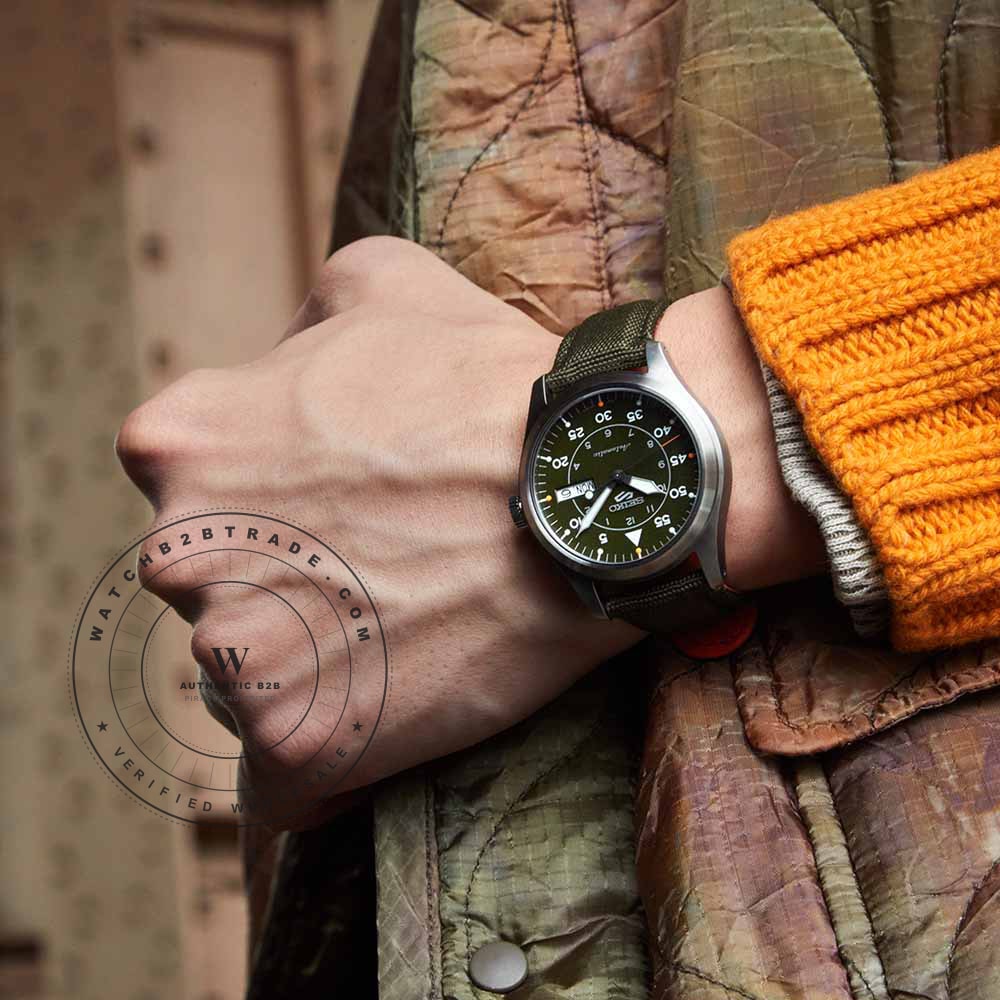 Seiko 5 Sports SRPH29K1 Seiko 5 - Flieger Watch SRPH29K1 - Angle 4