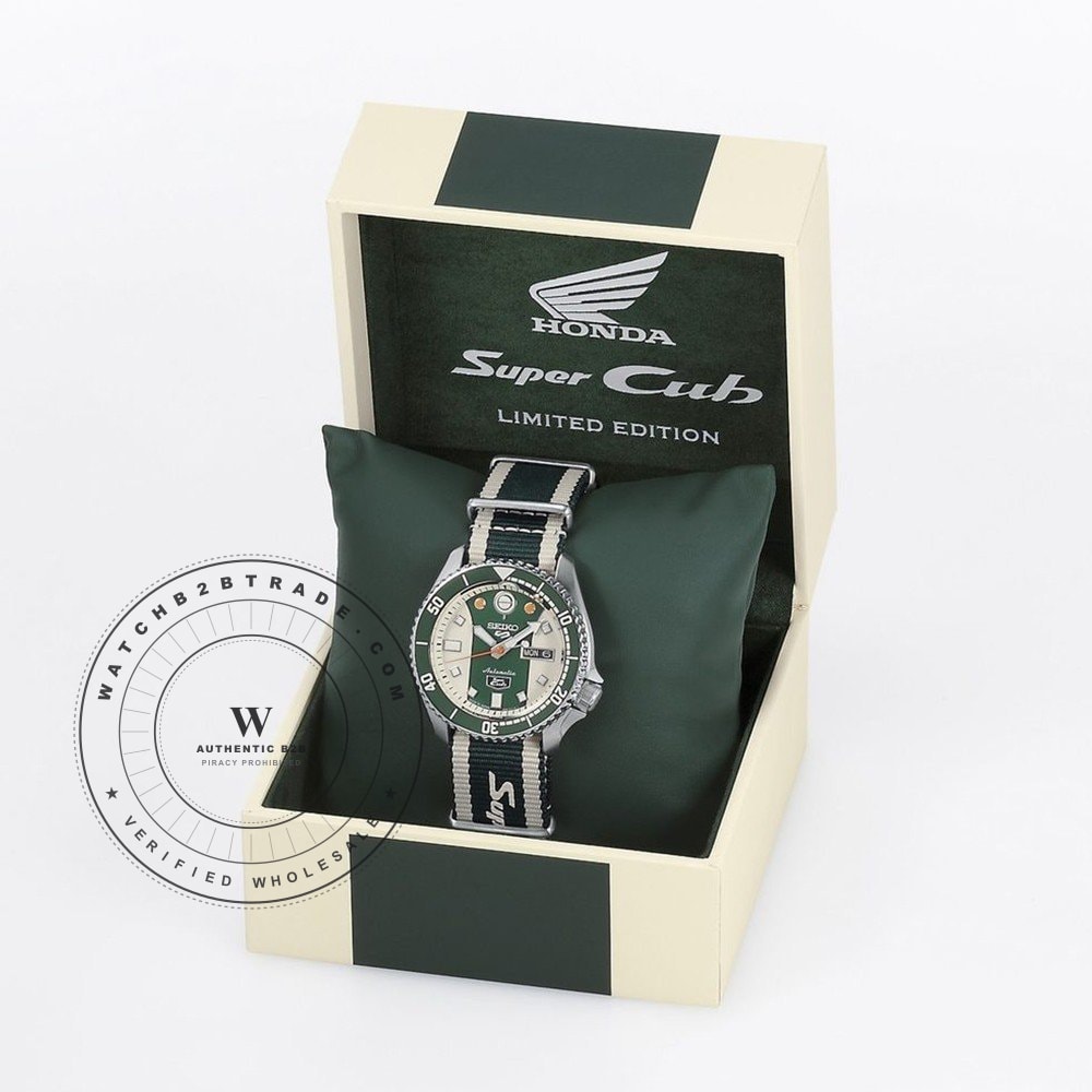 Seiko 5 SRPJ49K1 Seiko 5 - Super Club Watch SRPJ49K1 - Angle 4